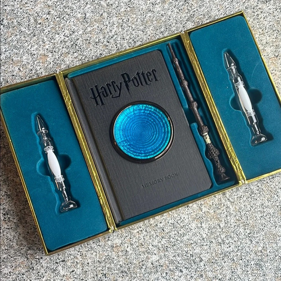Harry Potter Deluxe Book Set with Wand Pens - Picture 1 of 3